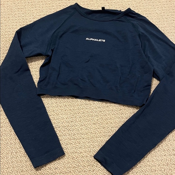 Alphalete Amplify Long Sleeve Top Deep Navy Shirt Long Sleeve Crop Top Medium - Picture 4 of 5